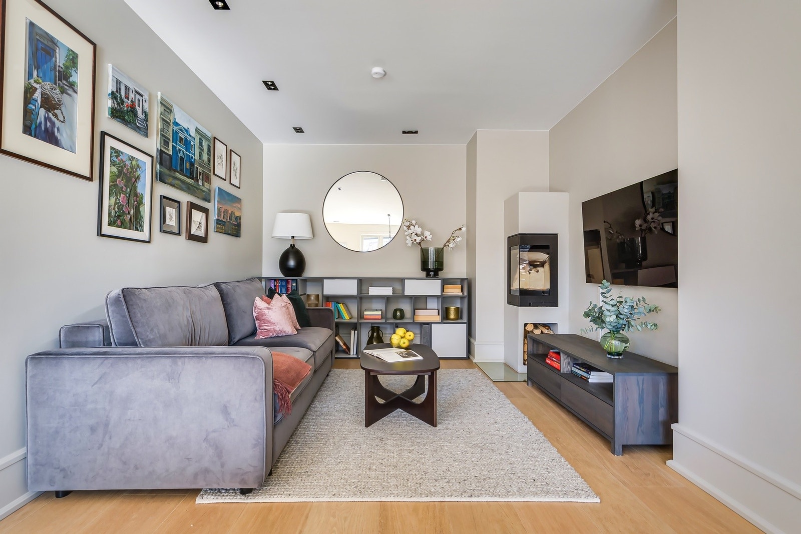 Stuen har egen TV-sone med plass til sofagruppe og medievegg. Galleribilde