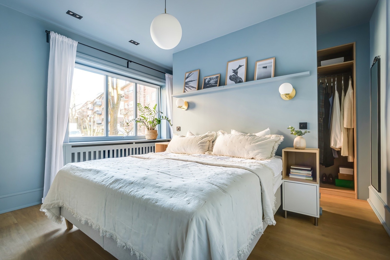 Leiligheten har to romslige soverom som begge vender ut mot en bilfri stikkvei, noe som gir en skjermet og rolig atmosfære. Galleribilde