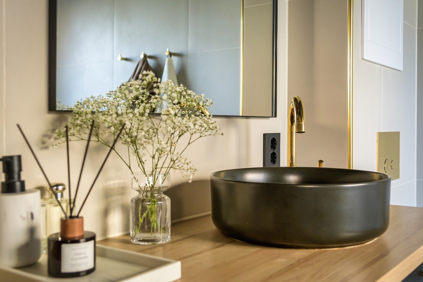 Dobbel servant med sorte bollevasker, en lys benkeplate og mørk innredning gir både oppbevaring og stil. Galleribilde