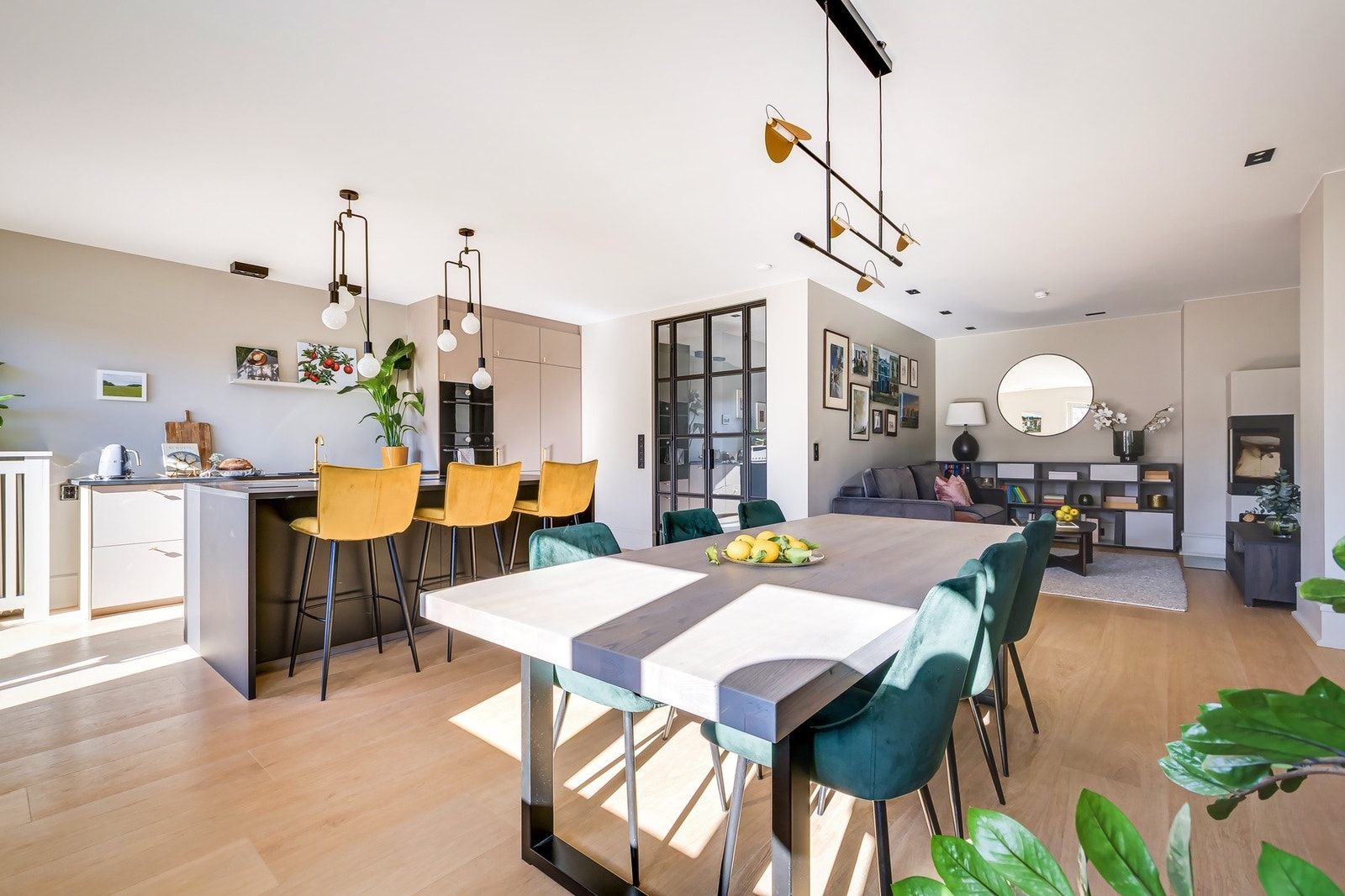 Leiligheten har et stilrent uttrykk med nøye utvalgte farger, ekstra bred eikeparkett, brede lister, sort smijernsdør og snekkerbygde vinduskarmer. Galleribilde