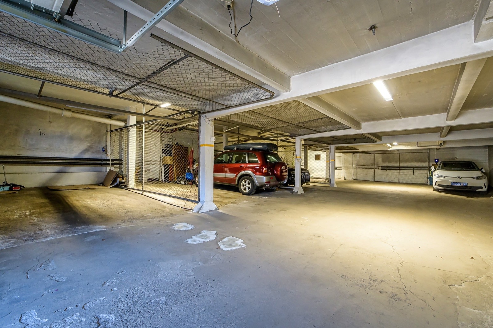 Det er mulighet for å leie parkeringsplass for 900kr/mnd. Plassene leies ut etter venteliste og ansiennitet. Galleribilde