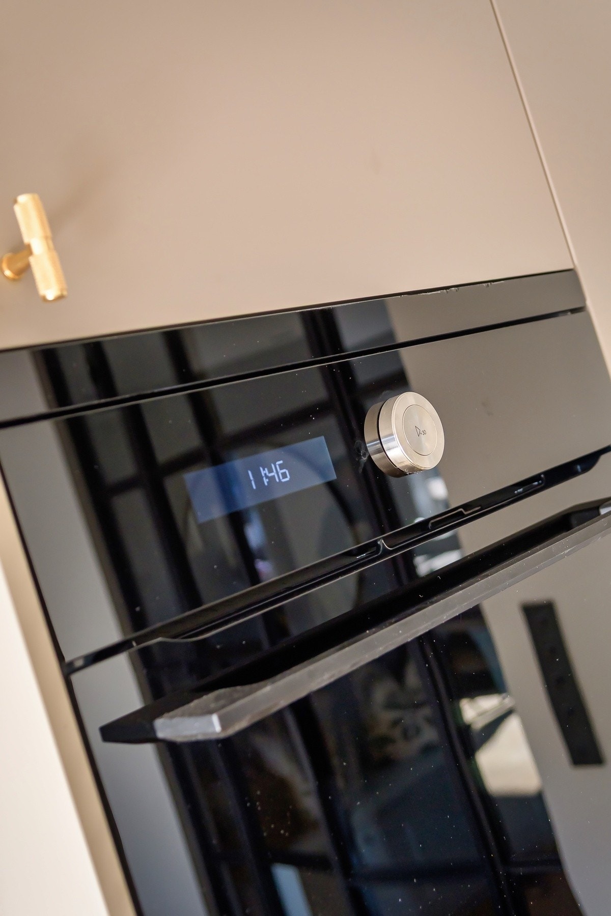 Kjøkkenet er utstyrt med integrerte hvitevarer. Galleribilde