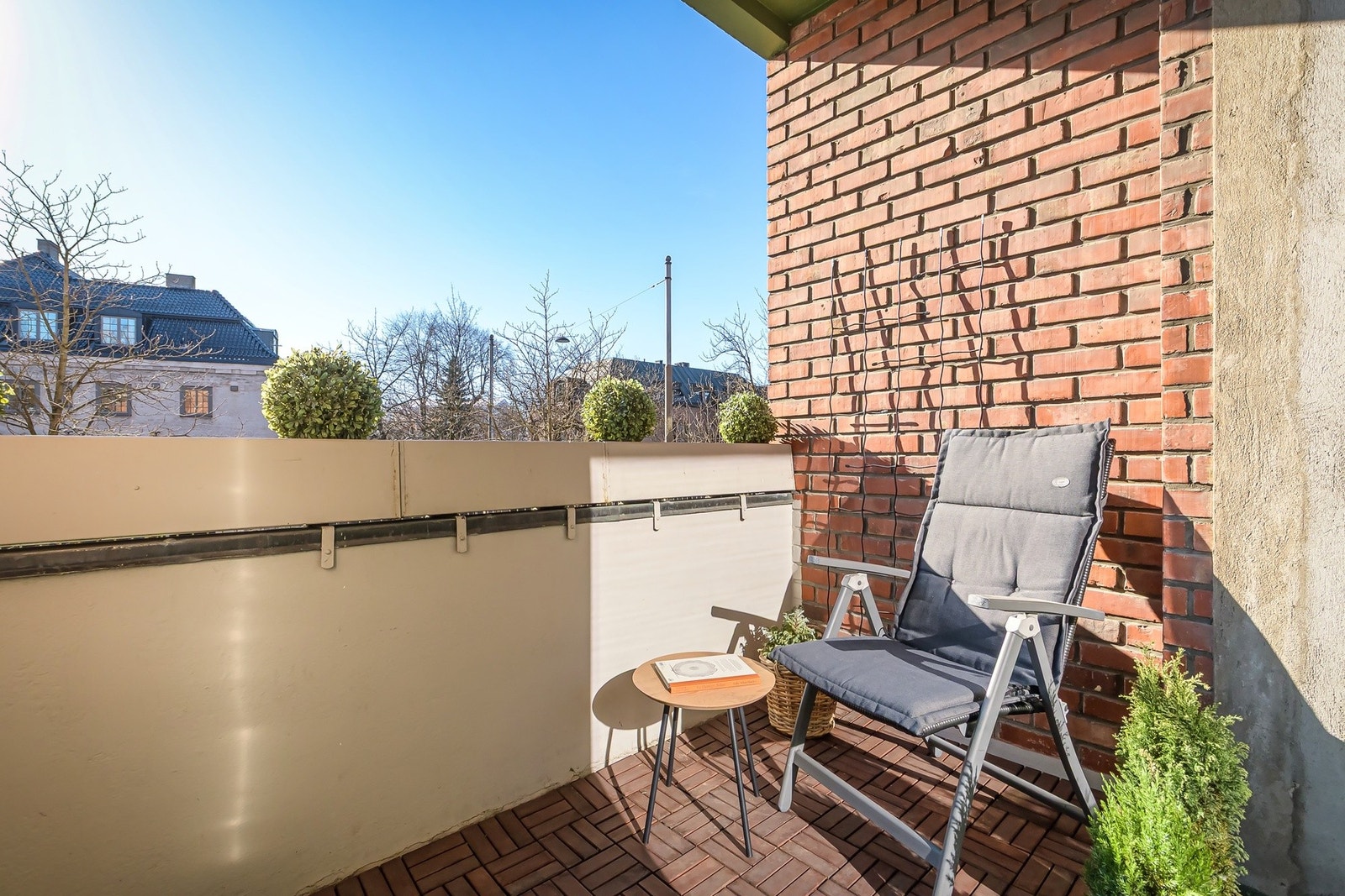 Det er plass til en liten sittegruppe og dekorative planter. Galleribilde