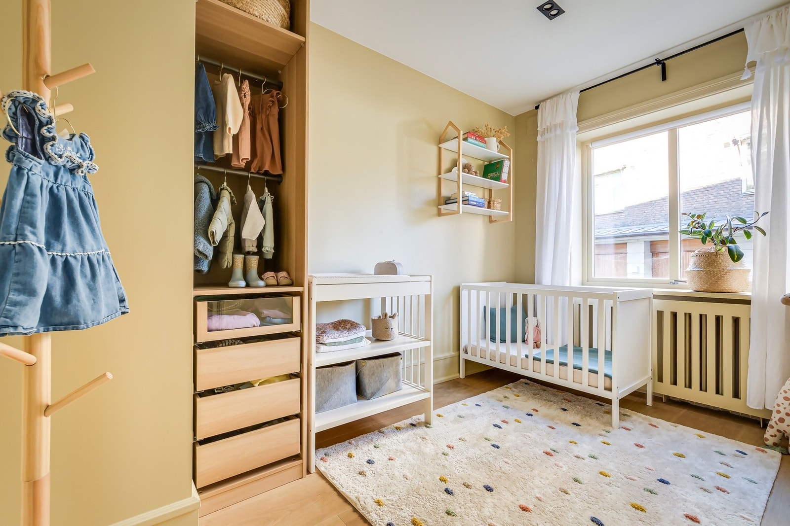 Soverom 2 - Lyst og innbydende soverom med delikate detaljer og smarte oppbevaringsløsninger. Galleribilde