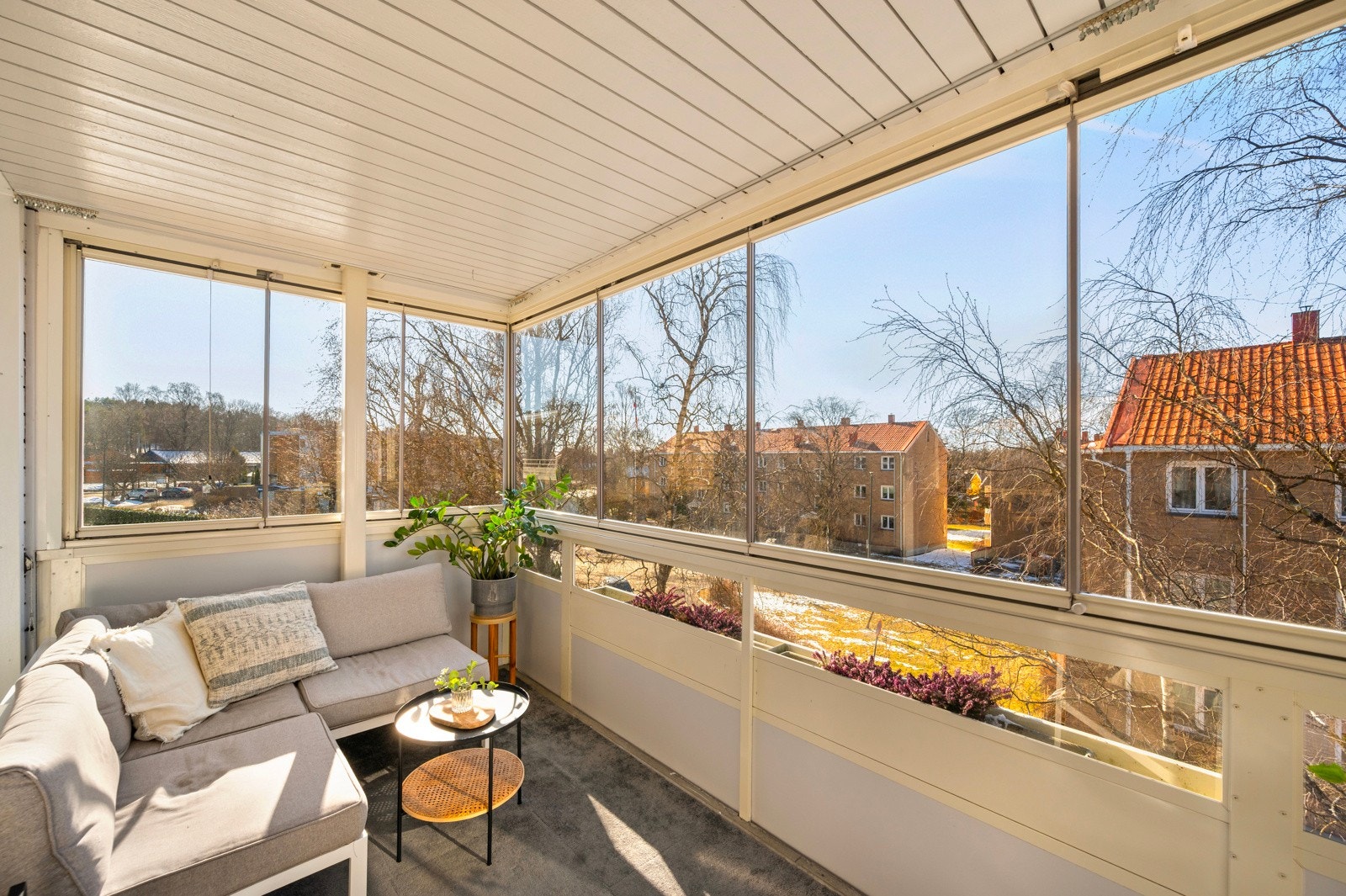 De store skyvedørene gir en sømløs overgang mellom inne- og uterommet og sørger for en lys og åpen følelse Galleribilde