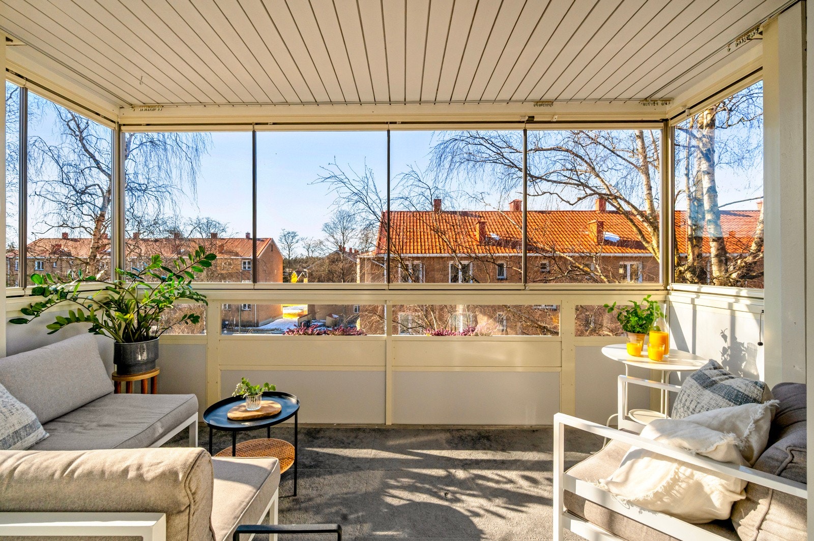 Fra stuen er det utgang til en innglasset balkong på hele 8 kvm, som fungerer som et ekstra oppholdsrom store deler av året Galleribilde