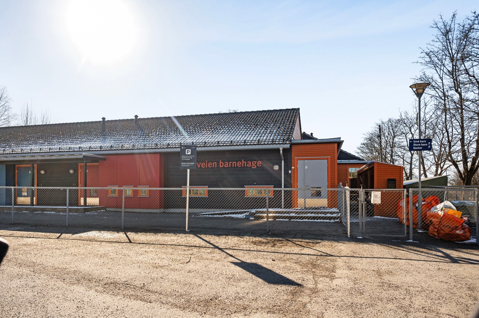 I området er det et godt utvalg av både private og kommunale barnehager. Vårveien Barnehage ligger ved innkjøring til Enoks vei Galleribilde