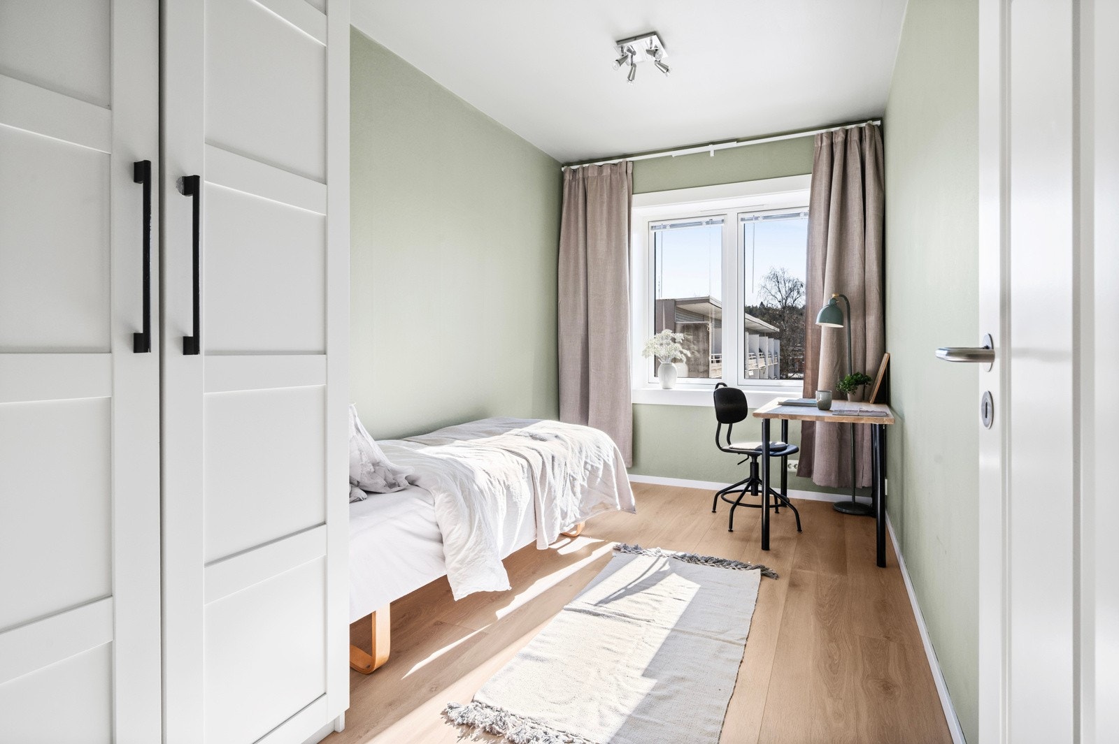 Her er det plass til seng, skrivebord og garderobeskap Galleribilde