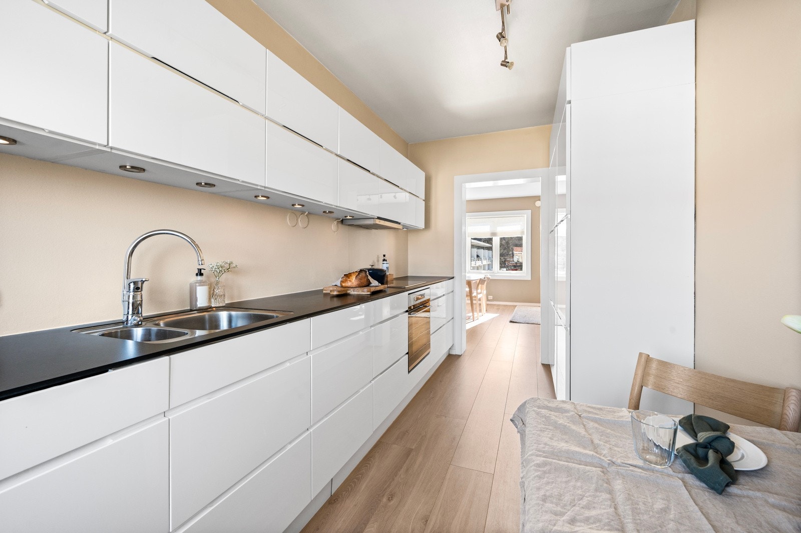 Leiligheten har et stilrent og funksjonelt kjøkken med moderne Kvik-innredning Galleribilde
