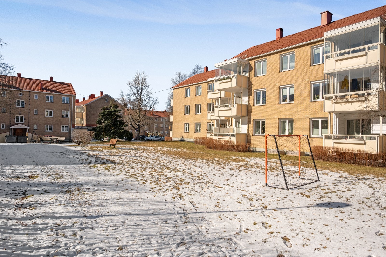 Vårsvingen 13 ligger i et attraktivt og veletablert boligområde på Simensbråten/Ekeberg Galleribilde