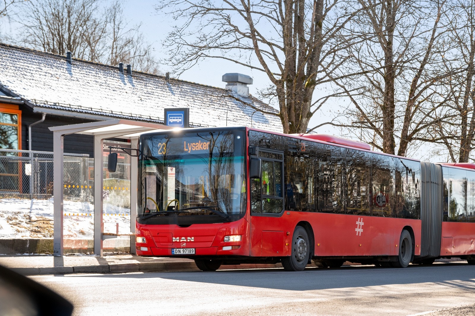 Det er kun 180 meter til nærmeste bussholdeplass, Simensbråten, med buss 23 Lysaker og buss 34 Tåsen Galleribilde