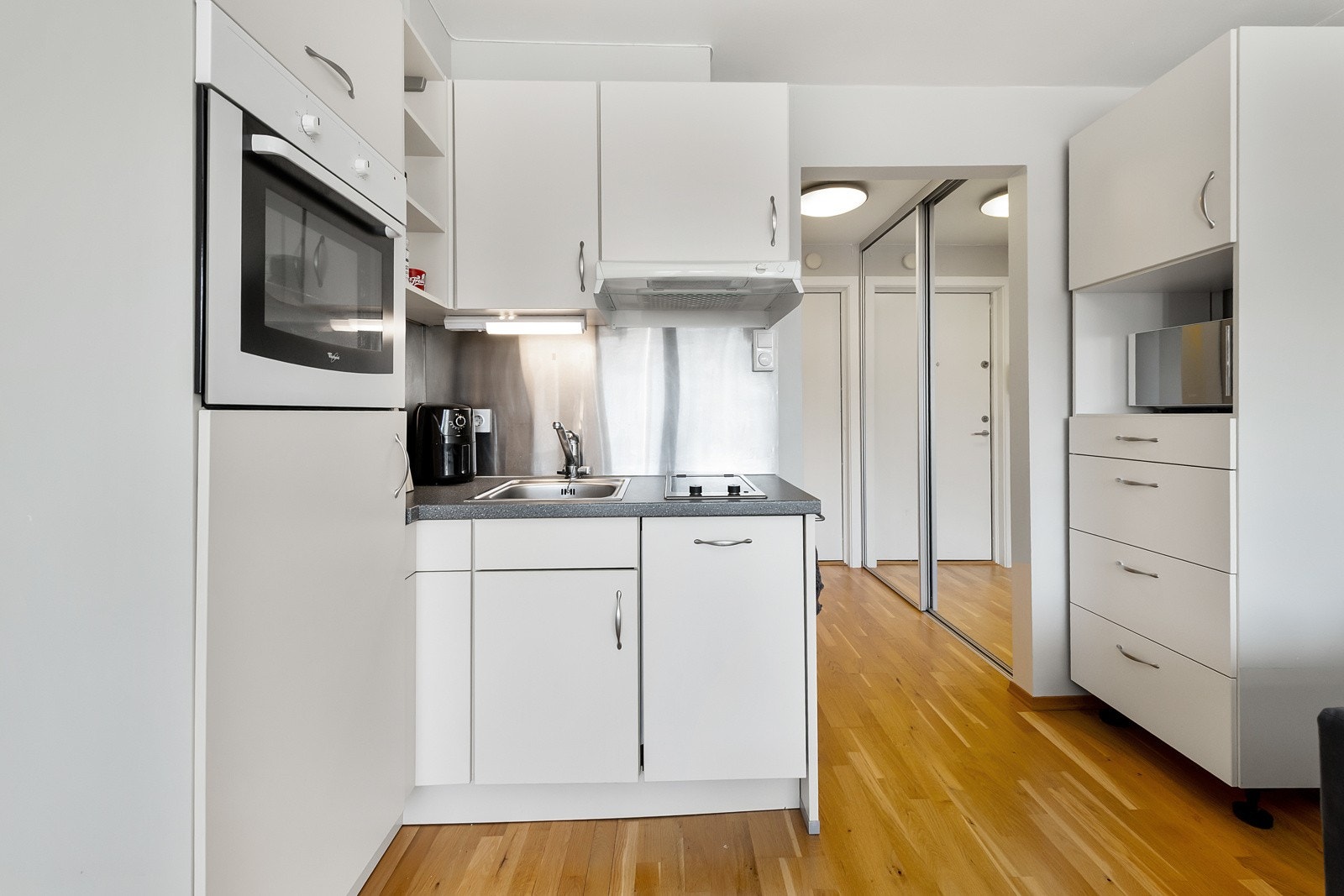 Kjøkken er supplert med ekstra skapinnredning på siden. Galleribilde