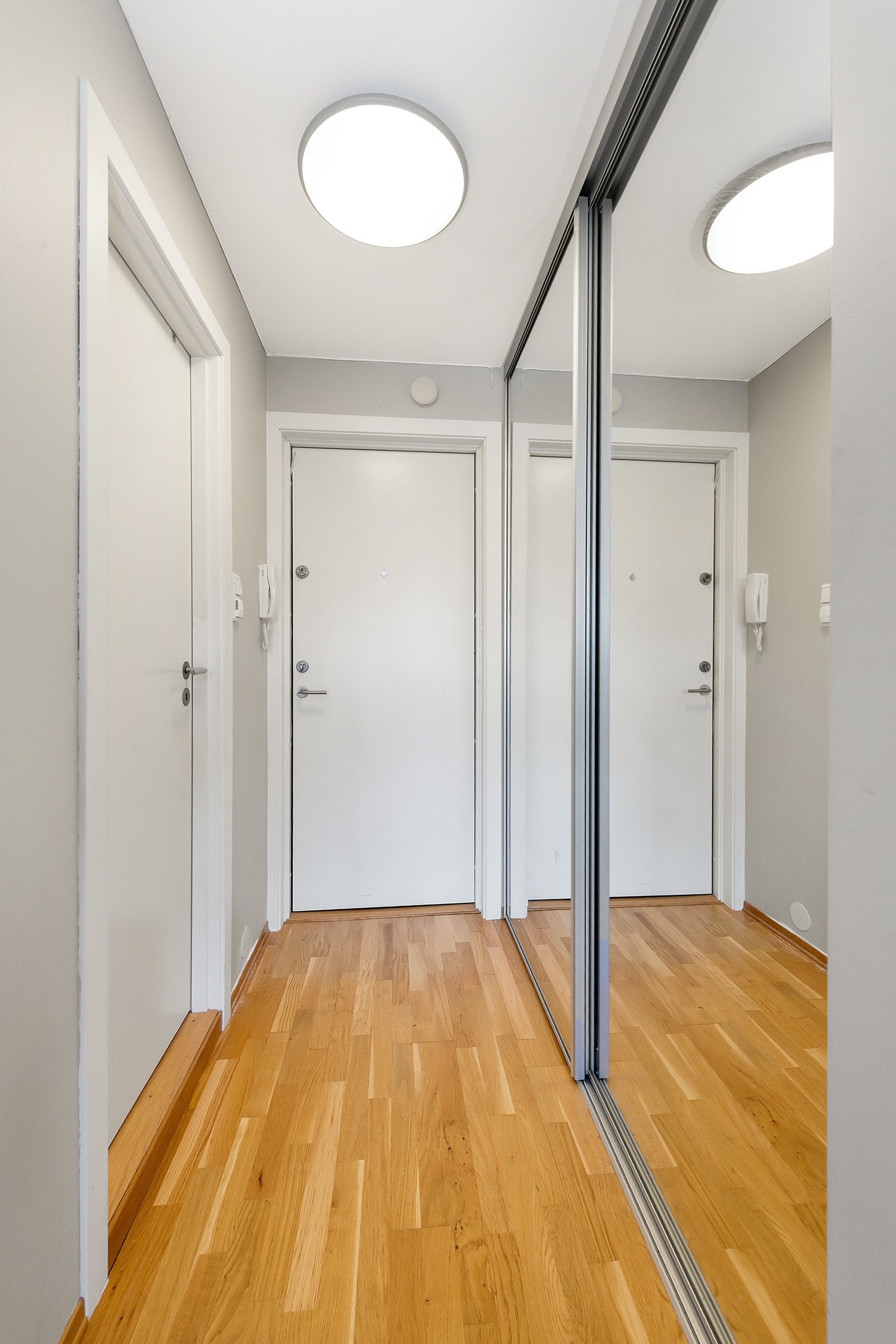 Entré er utstyrt med dobbel skyvedørsgarderobe Galleribilde