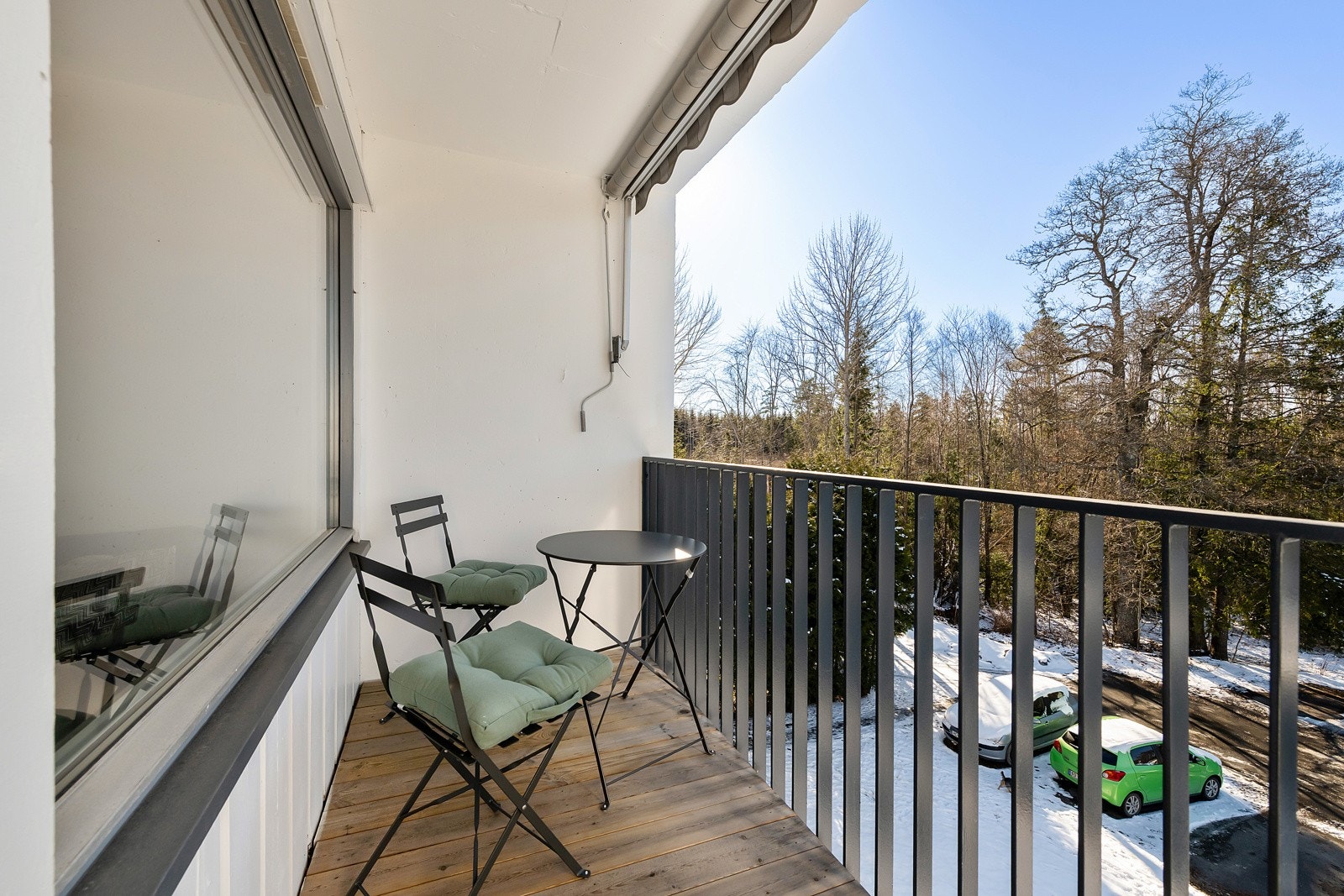 Balkong på 4,5 kvm. Denne blir nærmest som en forlengelse av stuen sommerstid og gir et fint uterom. Galleribilde