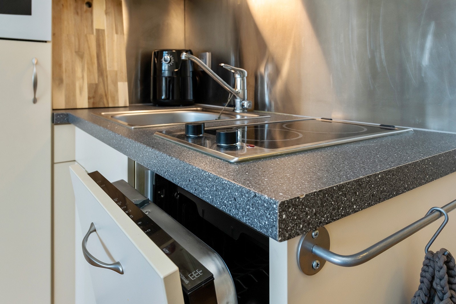 Hvitevarer i form av kjøleskap/frys, oppvaskmaskin,platetopp og stekeovn i høyskap medfølger salget Galleribilde