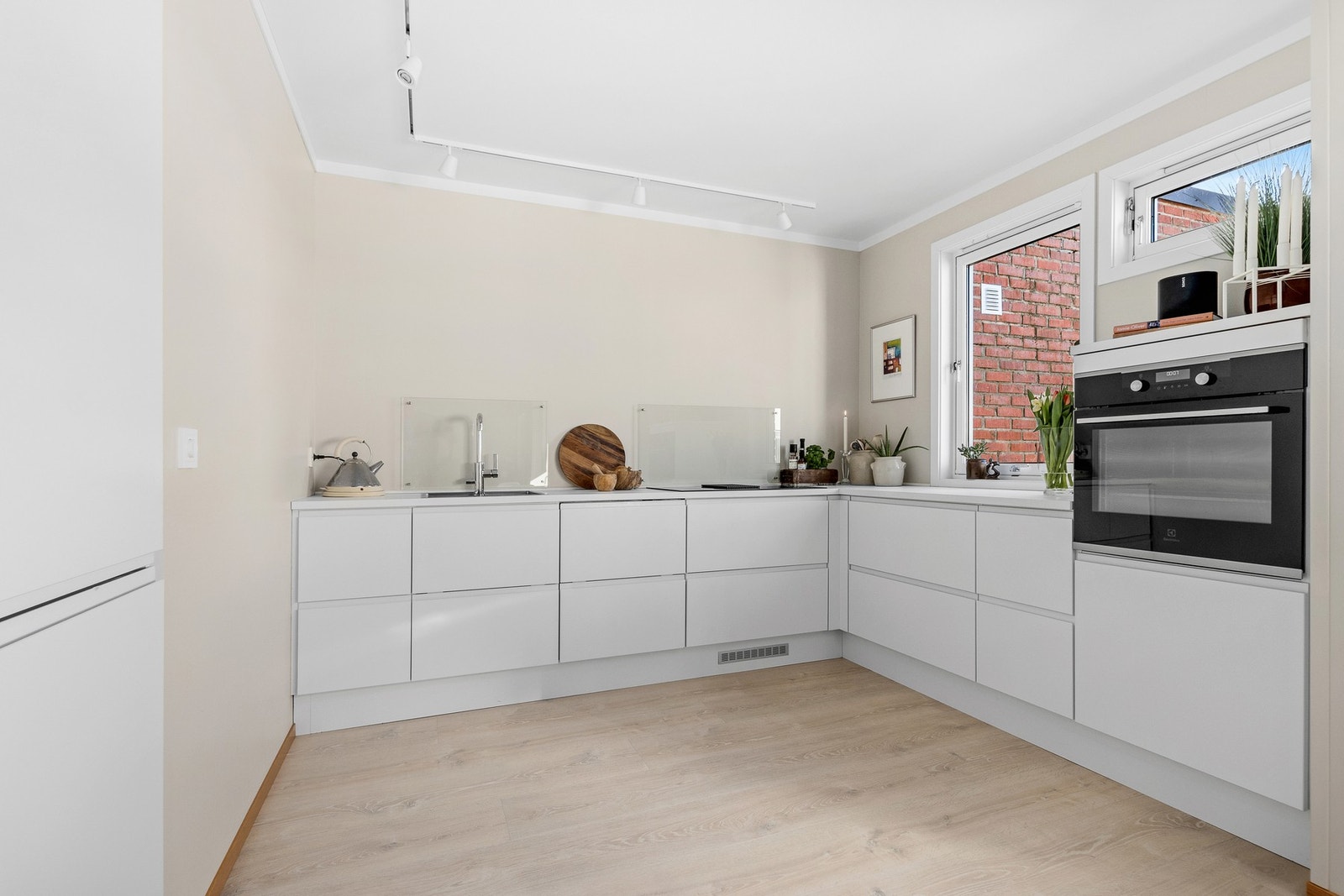 Nylig installert kjøkken fra JKE. Det er godt med benkeplass. Galleribilde