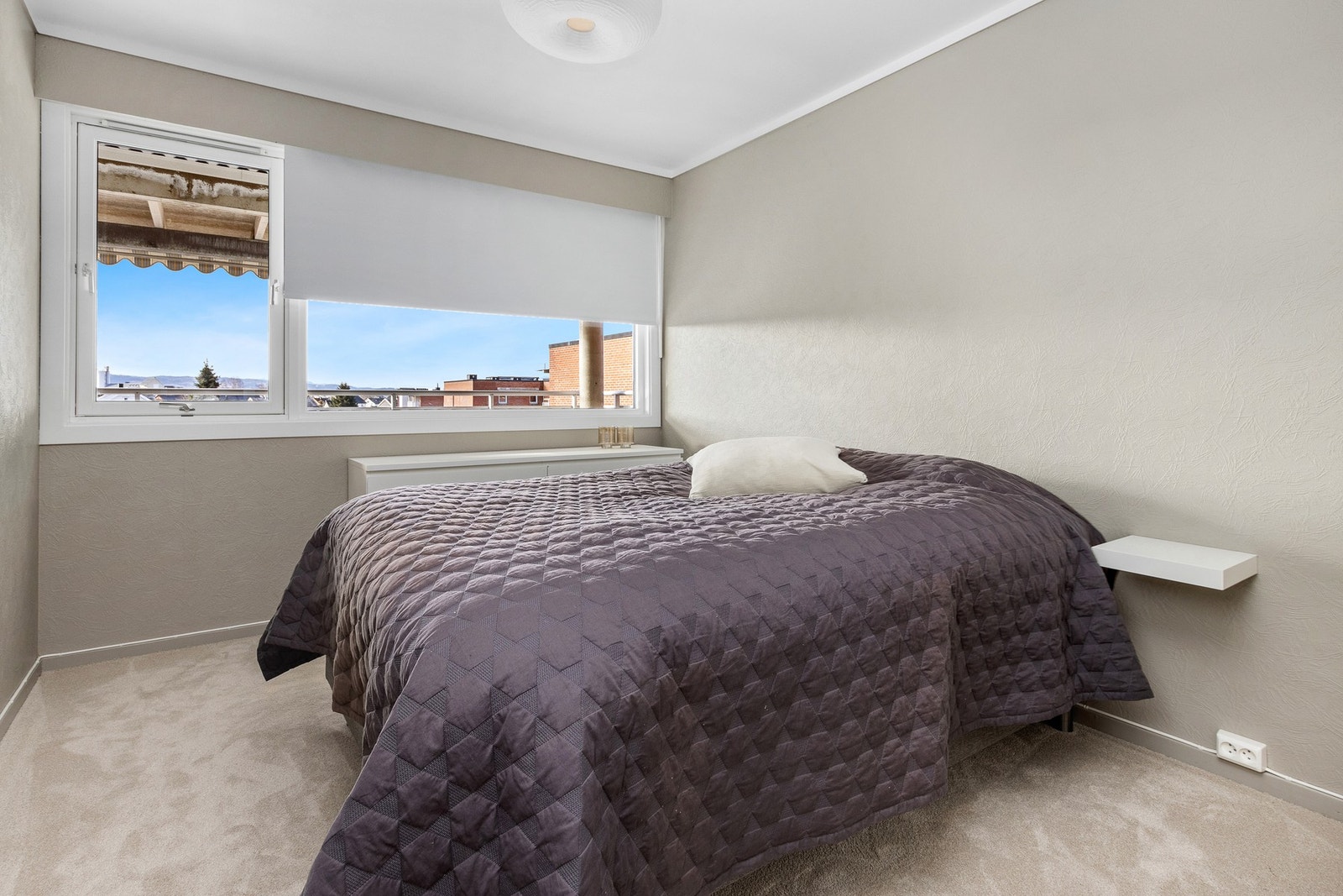 Stort og oppusset gjestesoverom. Galleribilde