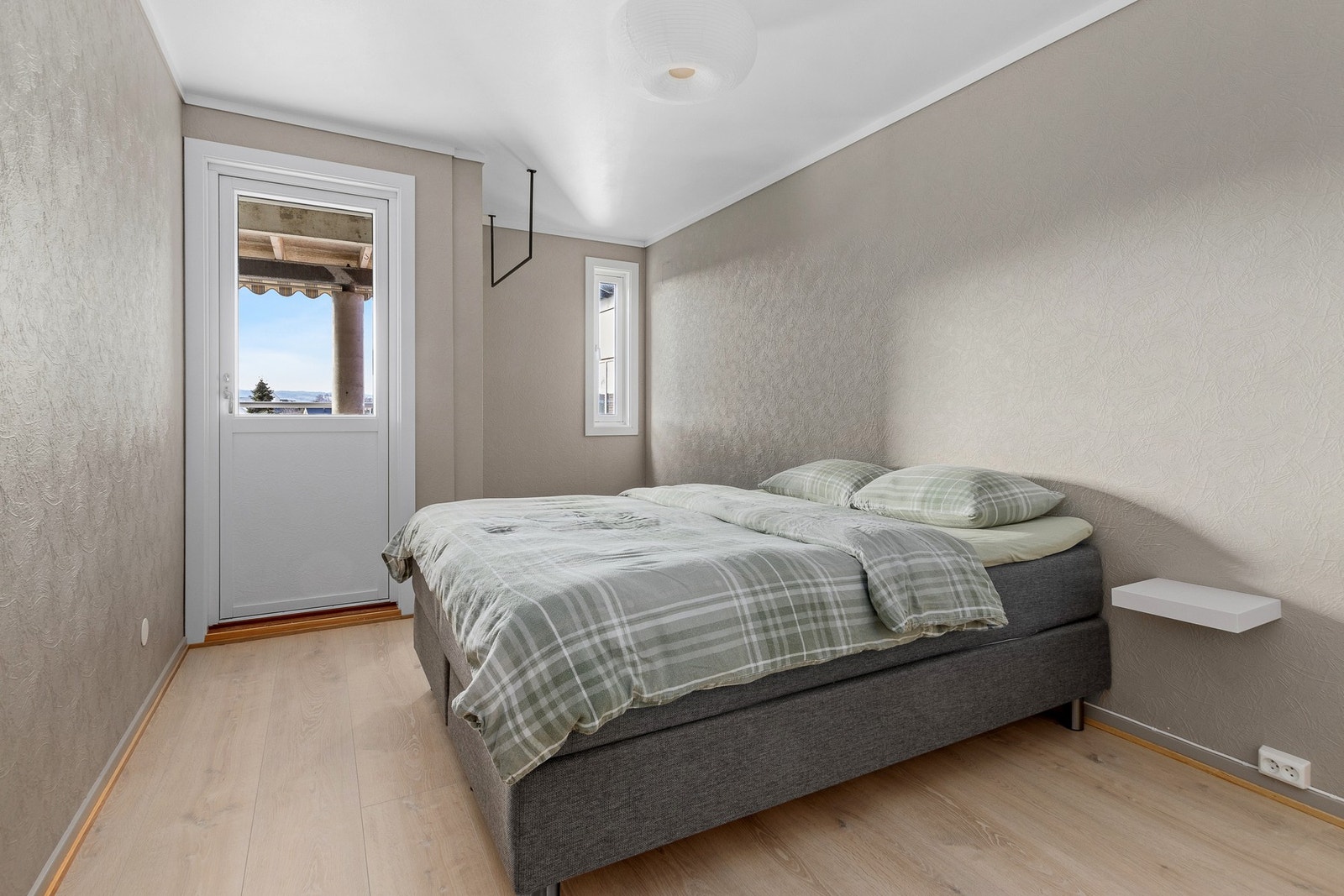 Hovedsoverom med utgang til takoverbygd terrasse. Galleribilde