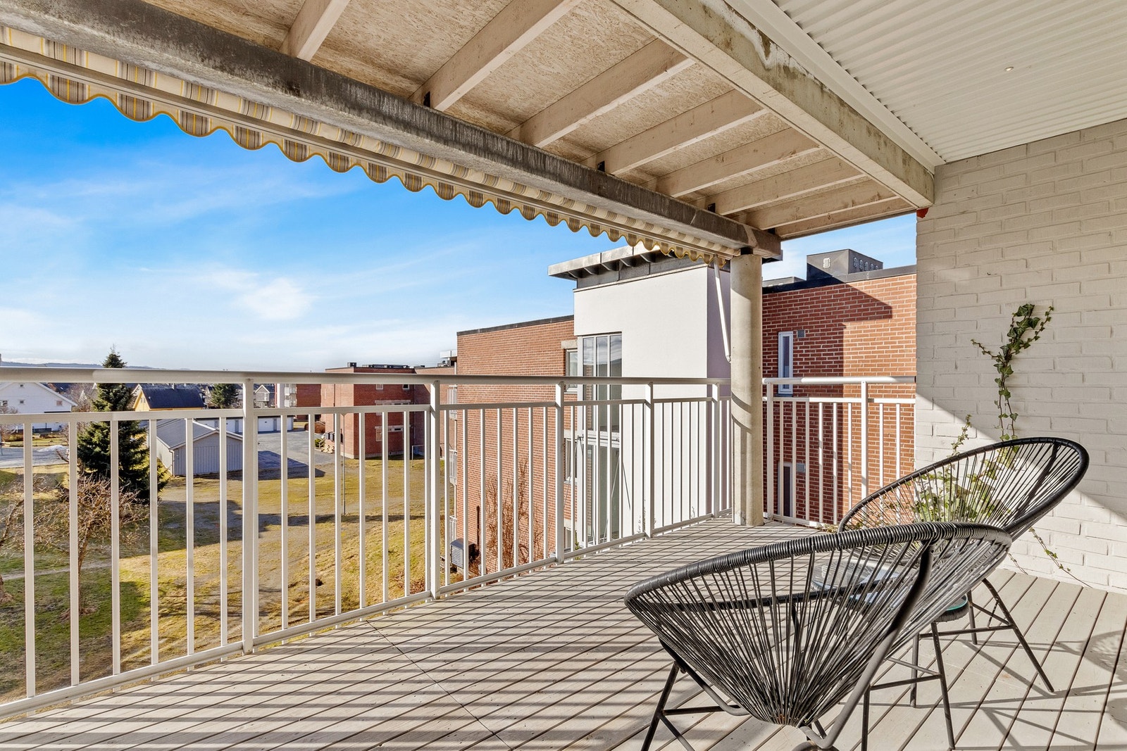 Romslig sør/vest vendt terrasse. Pen utsikt ut mot Verdal sentrum. Stor markise montert. Galleribilde