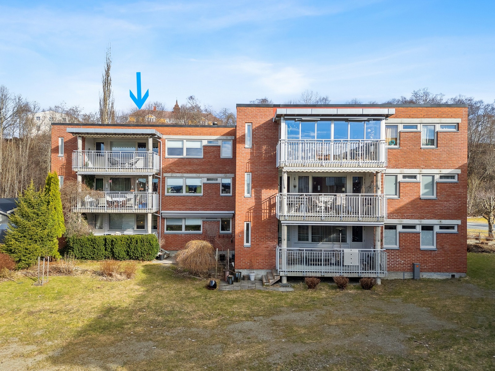 Toppleilighet i en "fløy" for seg selv. Det er deler av kjøkken og badet som ligger vegg i vegg med naboen - Horisontalt. Galleribilde