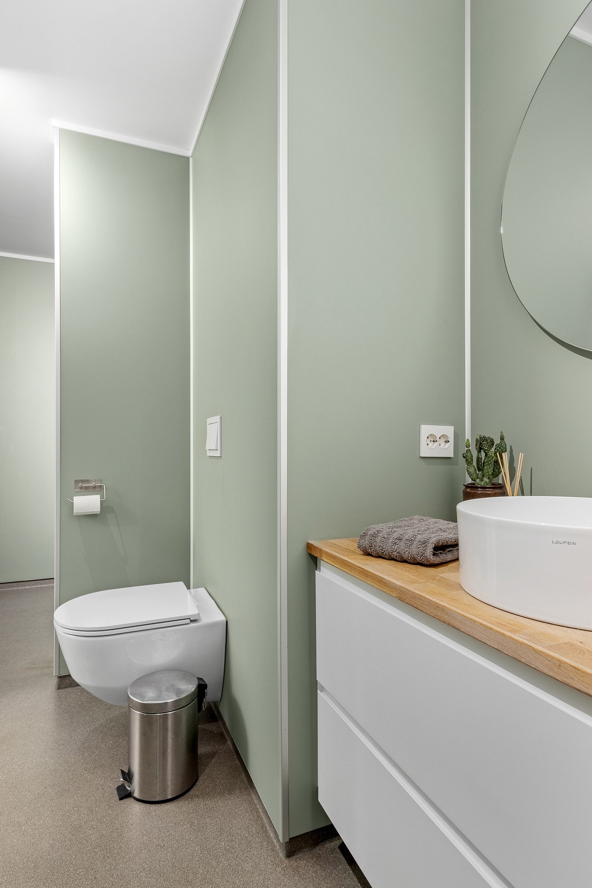 Toalett og i enden av rommet er dusjnisjen. Galleribilde