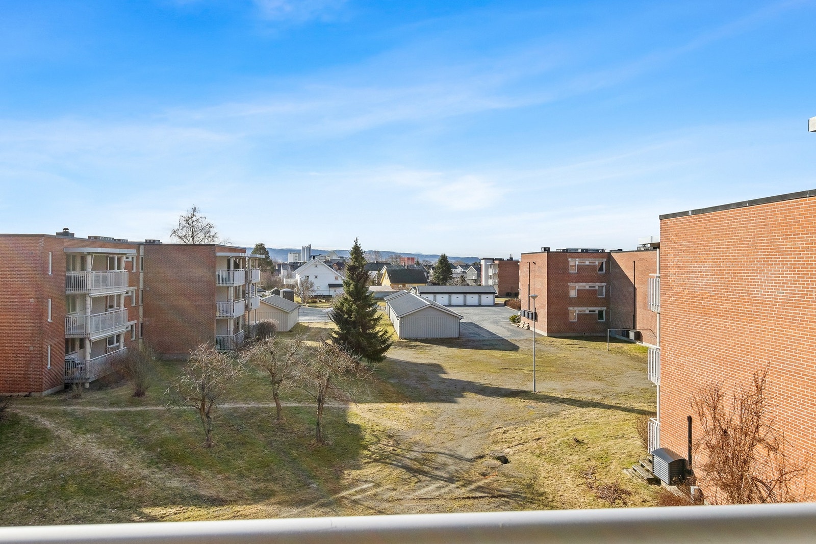 Utsikten fra terrassen. Sør/vest vendt med gode solforhold. Lite innsyn fra naboer. Galleribilde