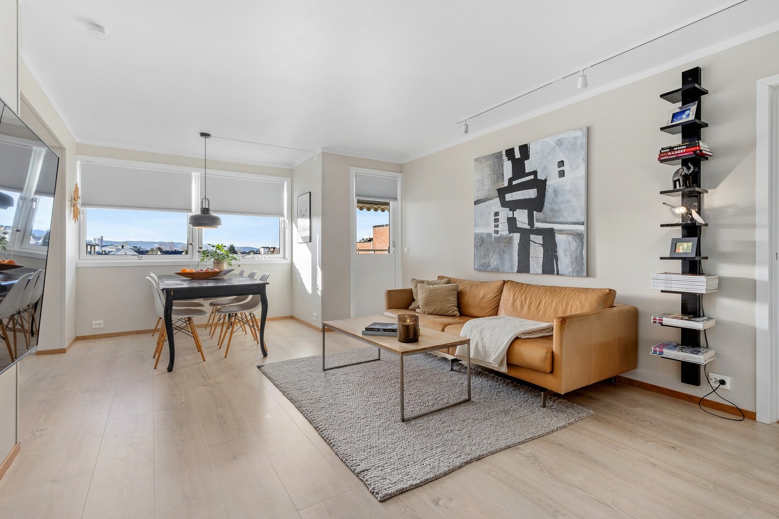 Pent oppusset stue. Utgang til en sør/vest vendt takoverbygd terrasse. Galleribilde