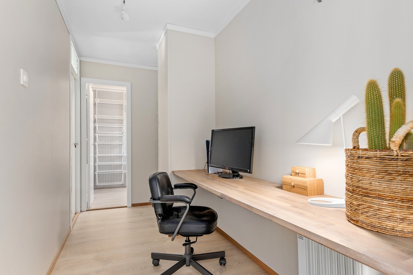 I gangen fra stuen til soverom er det rigget for et lite kontor. I enden av gangen er det en bod. Galleribilde