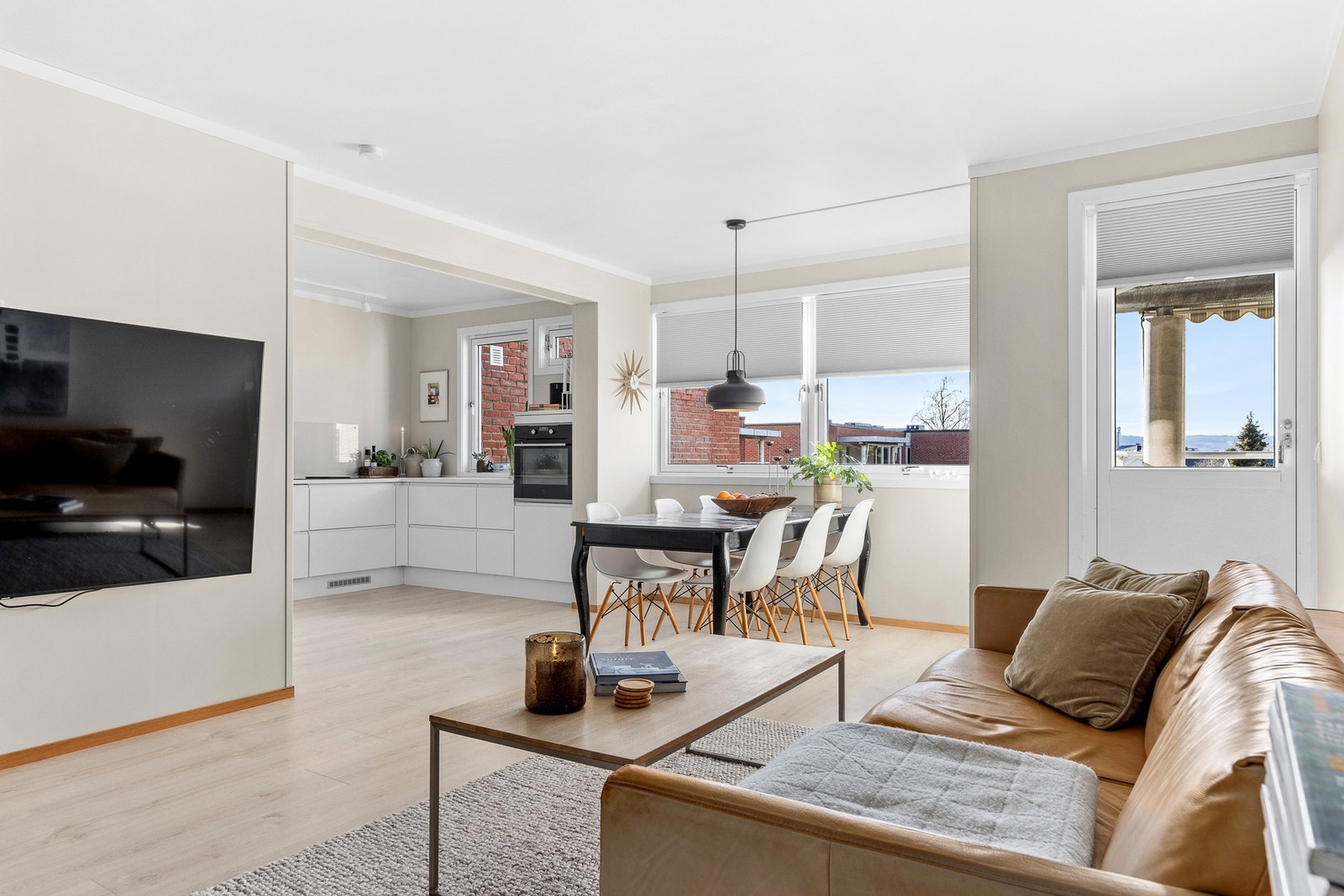 Åpen løsning mellom stue og kjøkken. Hele leiligheten er oppusset relativt nylig. Det er mulig og installere vedovn der tv henger. Galleribilde