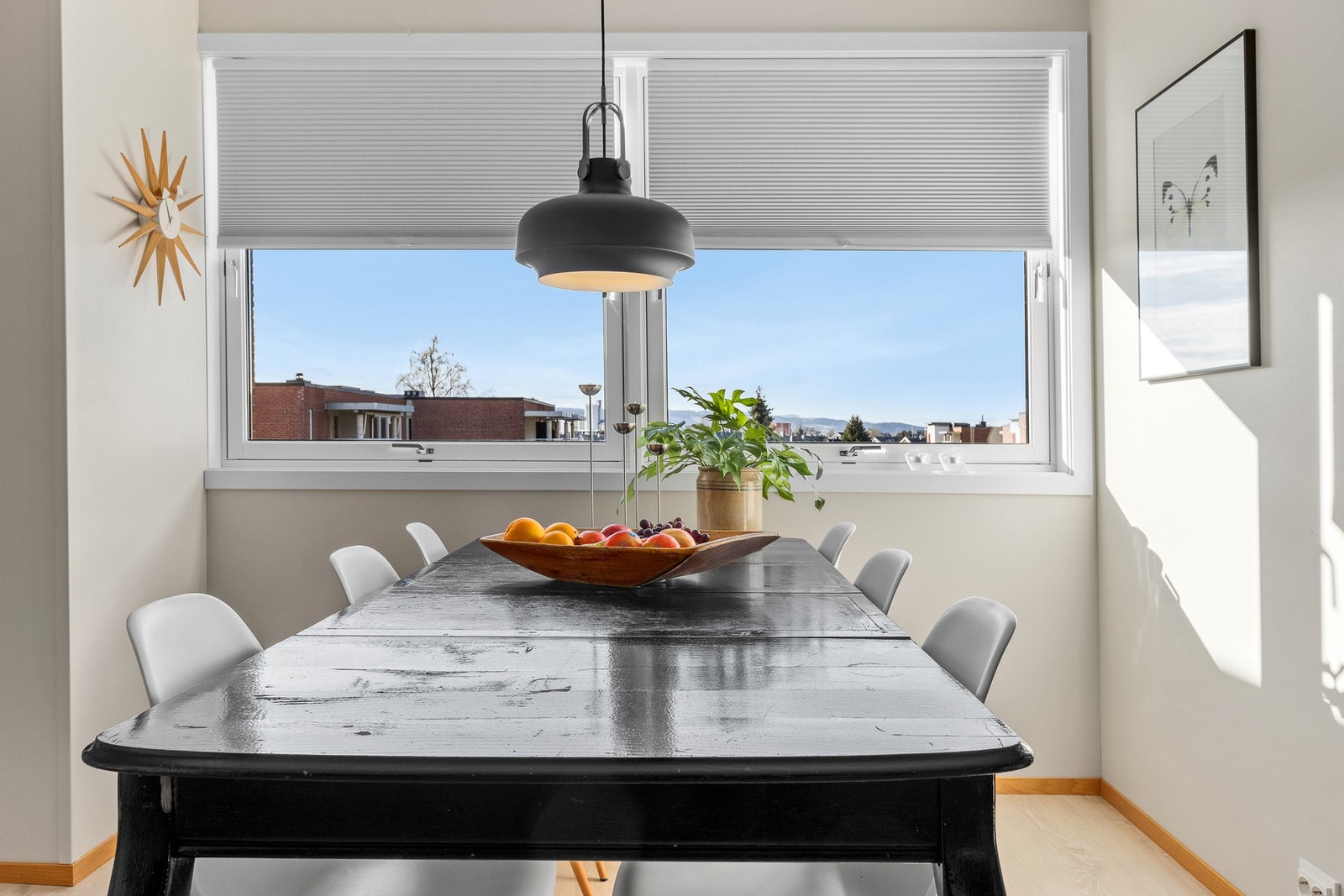 Spisestuedel av stuen. Leiligheten ligger sørvendt og solrikt. Galleribilde