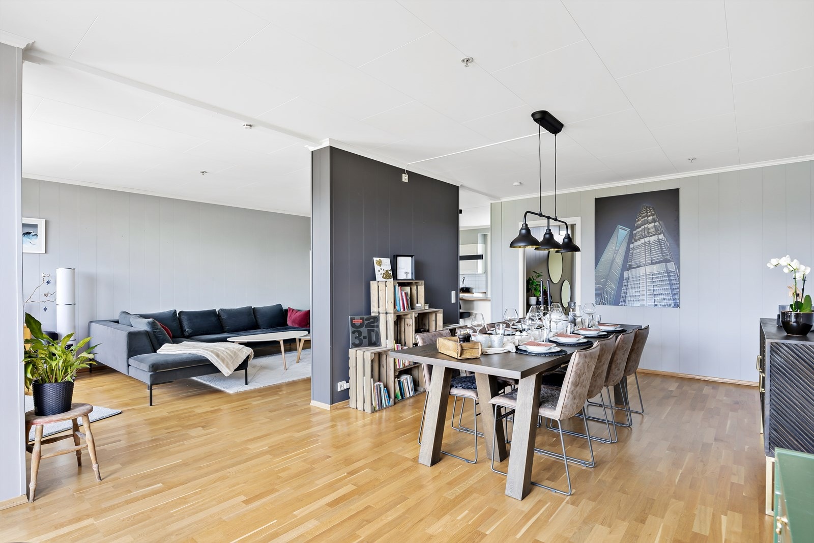 Åpen stue- og spisestueløsning med parkettgulv. Galleribilde