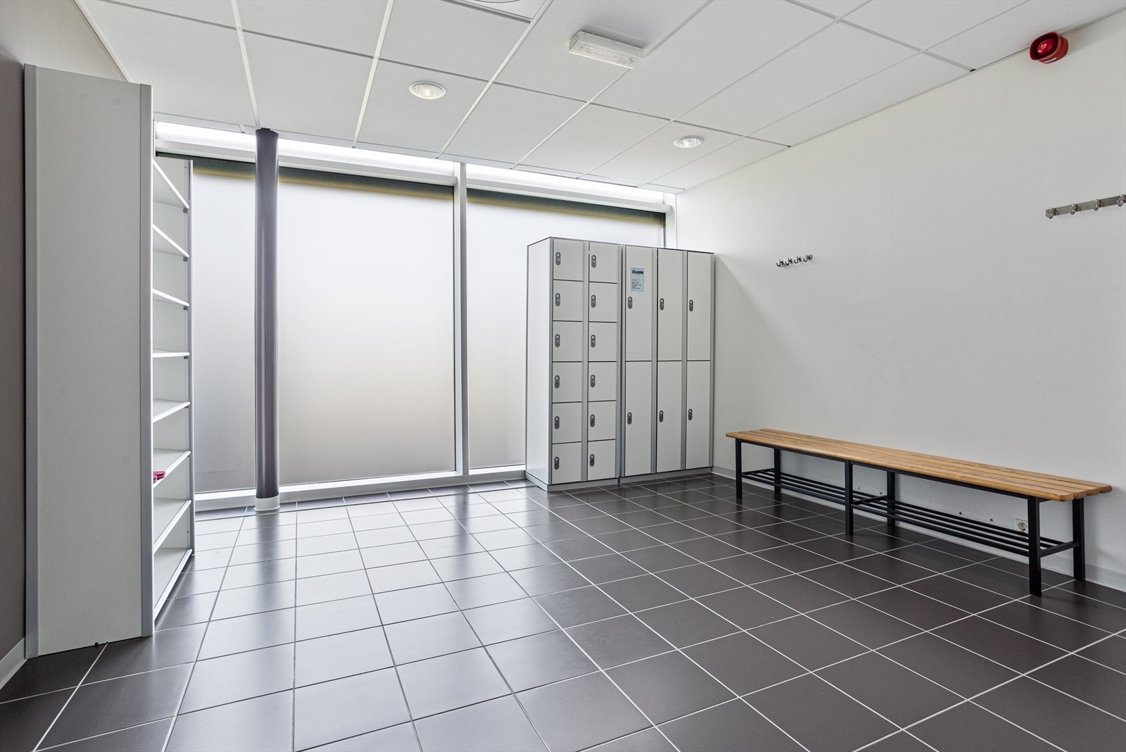 Garderobe med skap og benker. Galleribilde