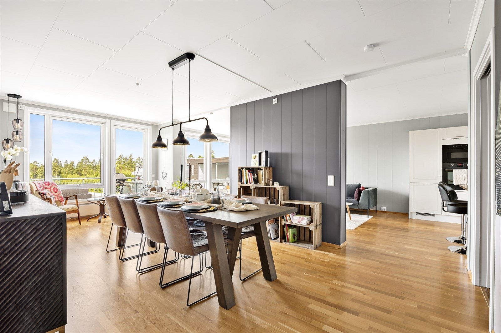 Velkommen til Kanalvegen 33! Dette er en lys og pen 4-roms leilighet beliggende i et populært og sentralt område like utenfor Jessheim sentrum. Galleribilde