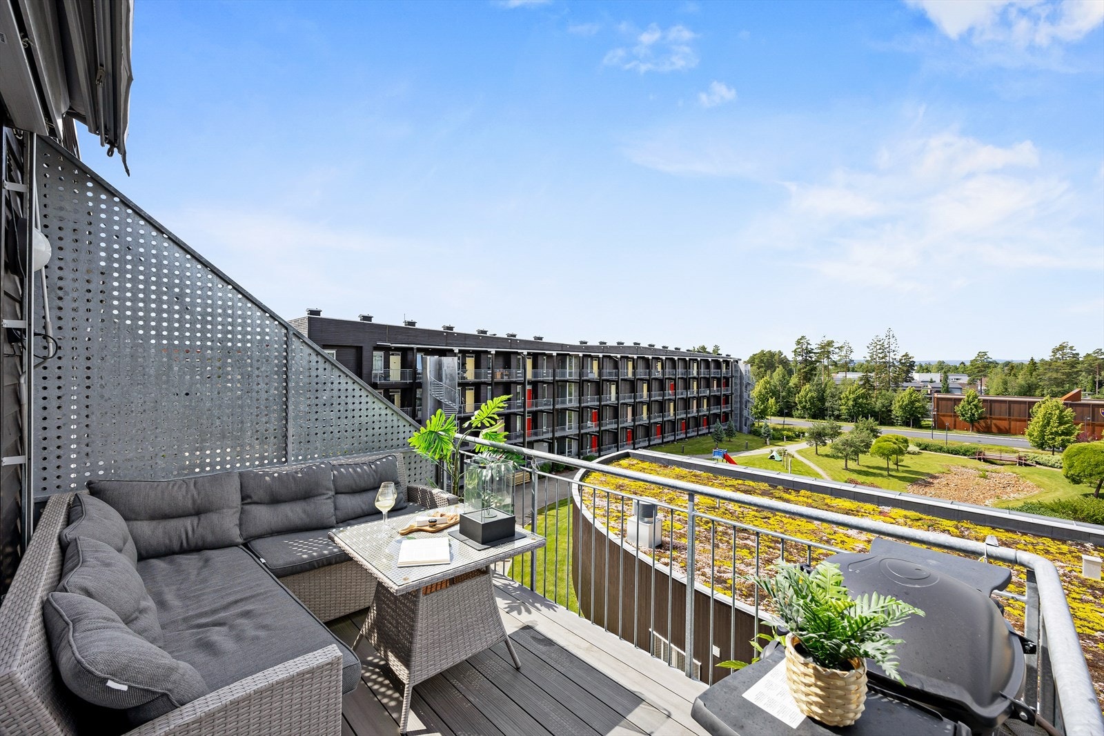 Fra spisestuen har du direkte utgang til boligens gode balkong. Galleribilde