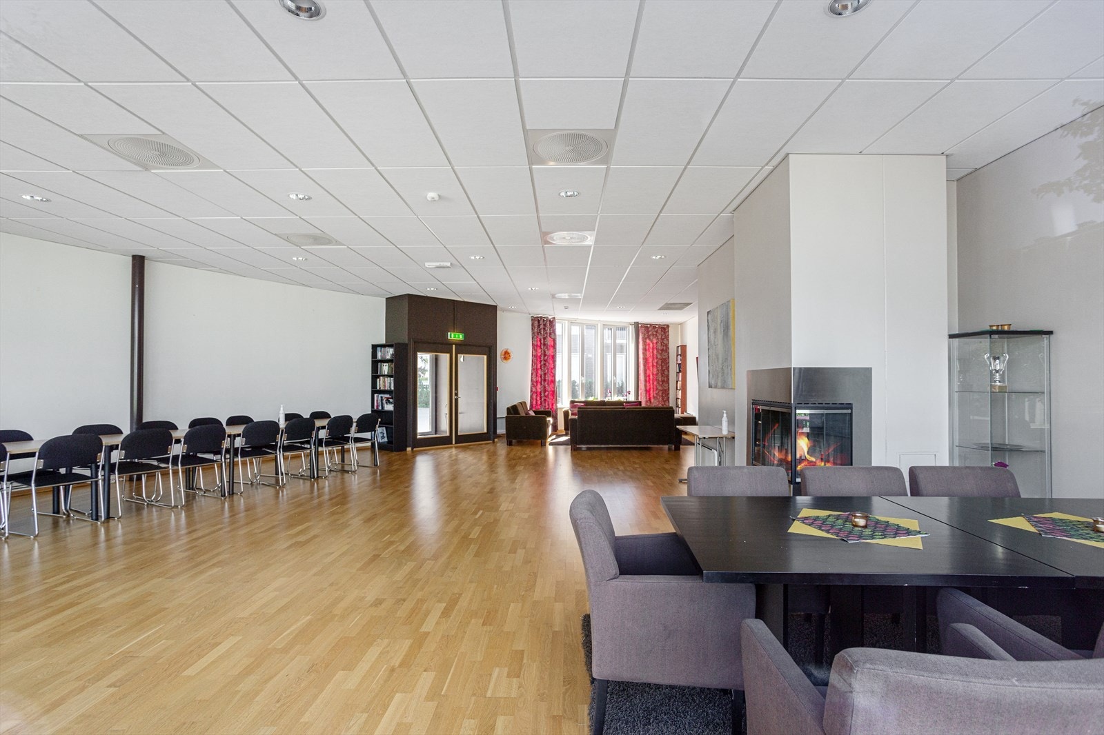 Fellesrom med peis og sitteplasser. Galleribilde