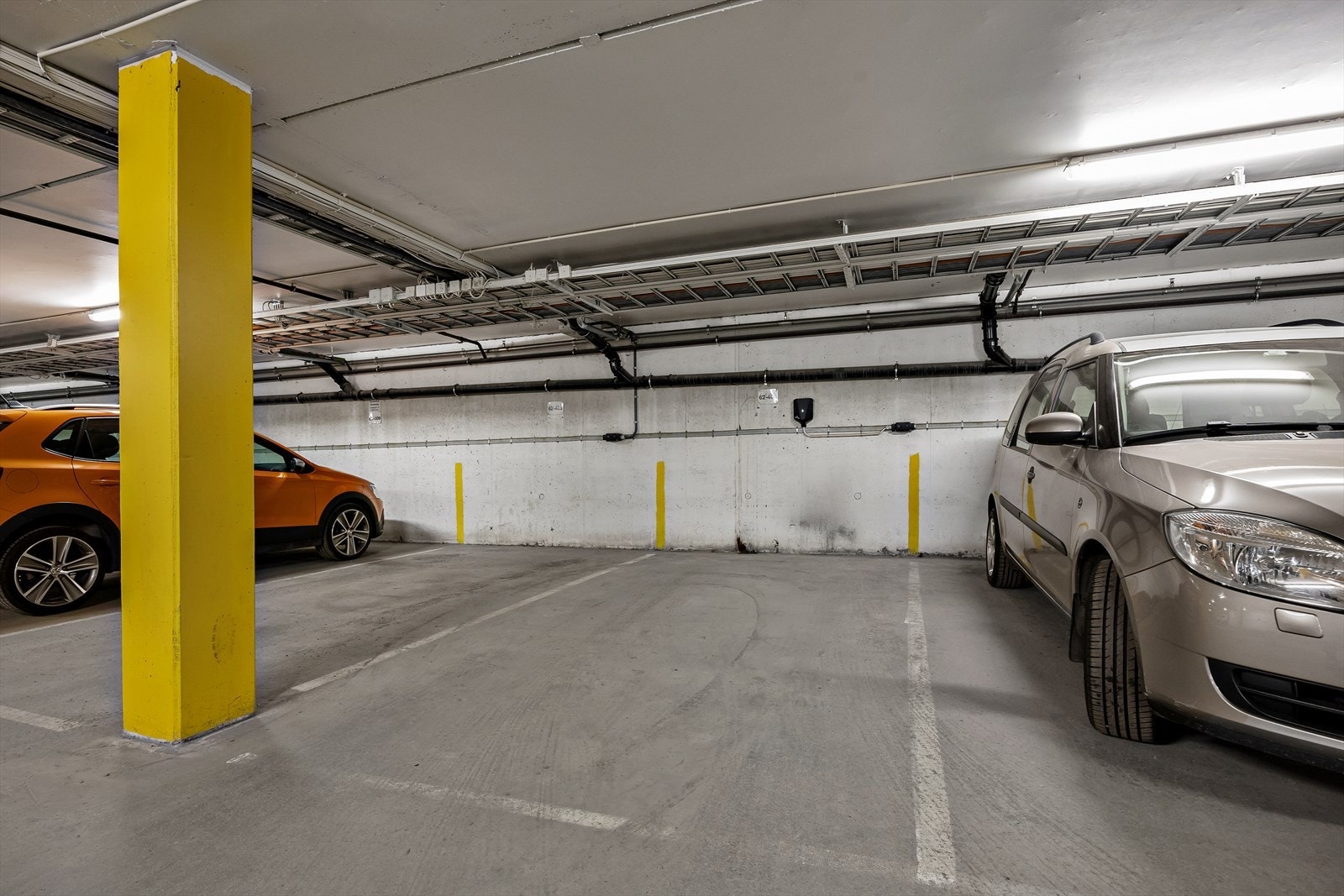 Leiligheten disponerer en parkeringsplass i felles garasjeanlegg. Det er installert el-bil lader. Galleribilde