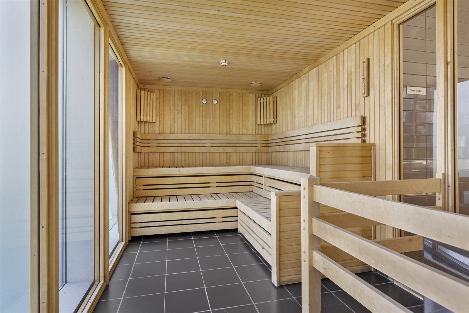 Felles badstue med benker og vindu. Galleribilde