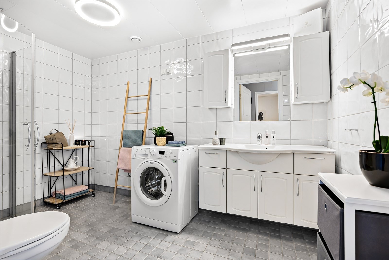 Baderommet er romslig med fliser på vegger og gulv samt varme i gulvet. Galleribilde