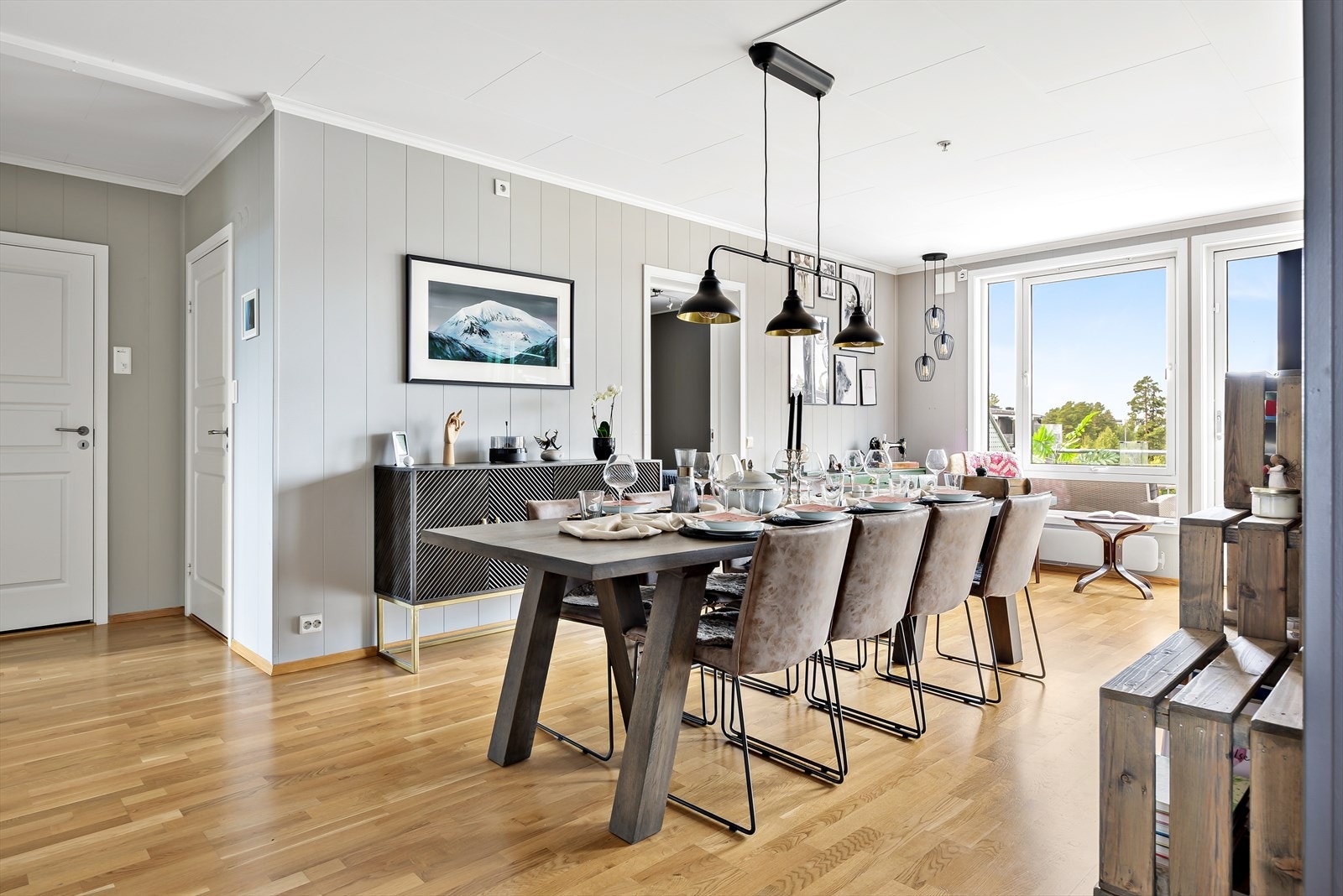 Spisestue med store vinduer som slipper inn mye naturlig lys. Galleribilde