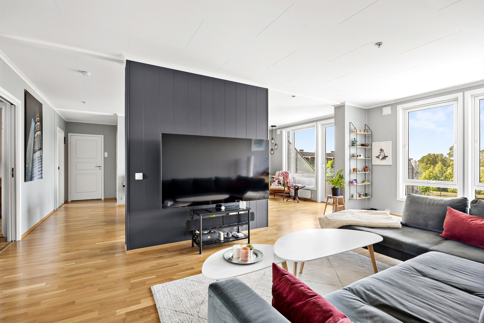 Stuen er av god størrelse med store vinduer som slipper inn rikelig med naturlig lys. Galleribilde