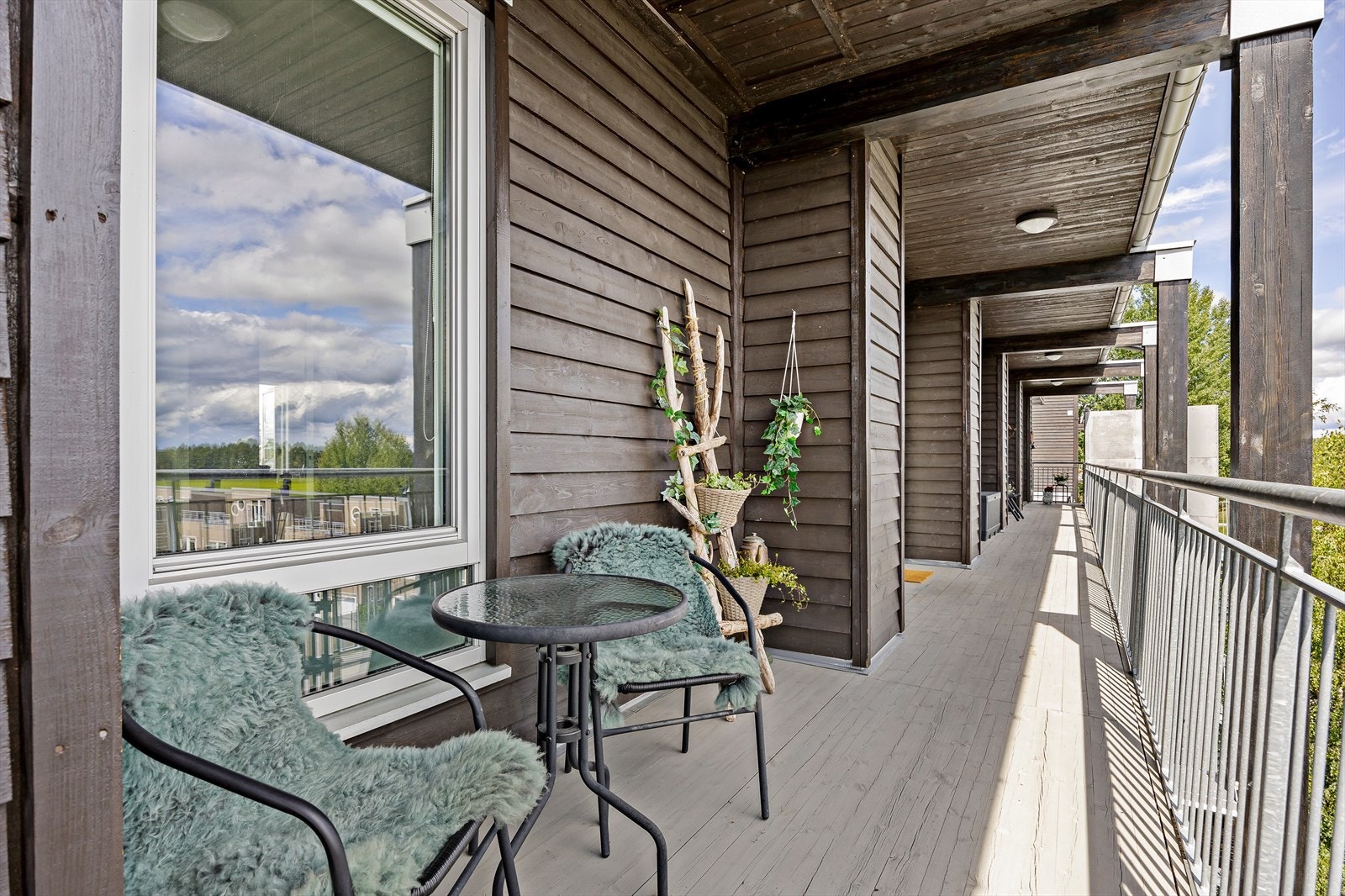 Ved inngangspartiet har du fin plass til et lite cafésett der du kan nyte morgenkaffen. Galleribilde