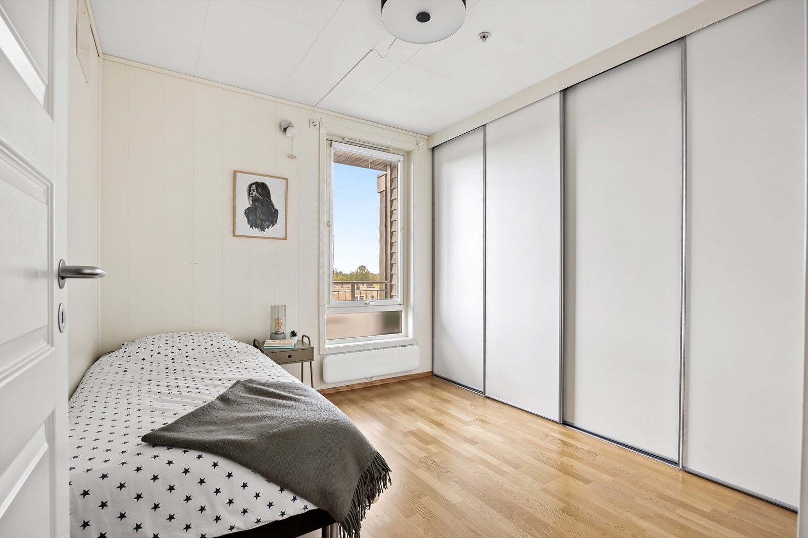 Soverom 2 er romslig med en stor skyvedørsgarderobe. Soverommet passer fint som barnerom eller gjesterom. Galleribilde