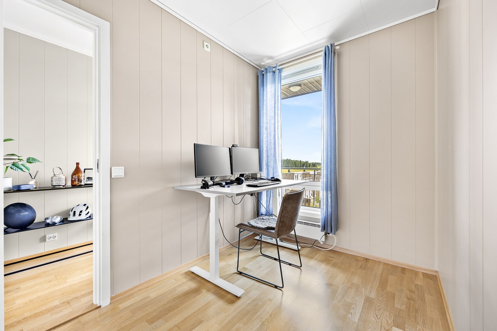 Soverom 3 er av fin størrelse med plass til seng og skrivepult. Soverommet passer bra som hjemmekontor eller barnerom. Galleribilde