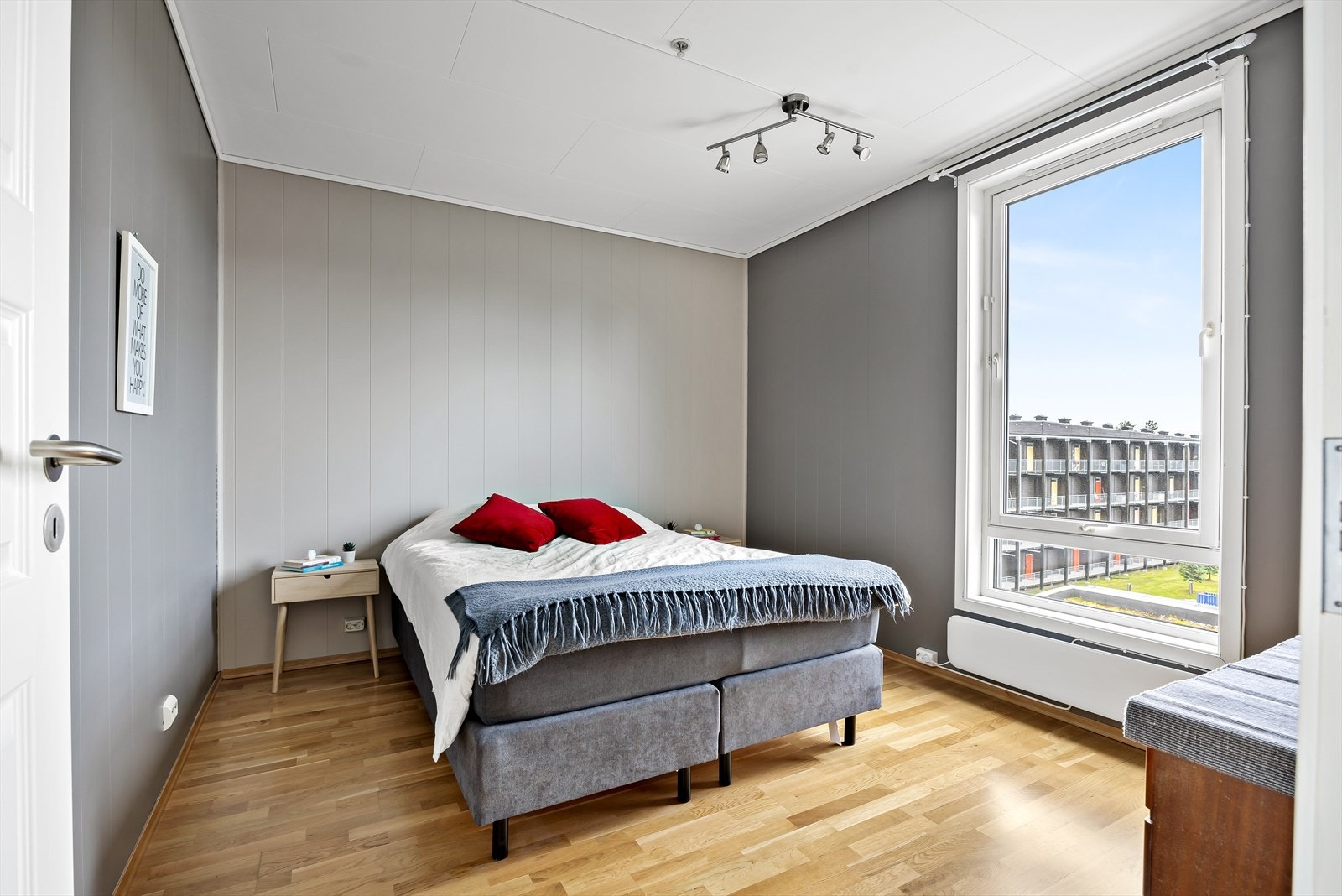 Leiligheten har 3 soverom. Soverom 1 er av god størrelse med god plass til dobbeltseng med tilhørende nattbord på hver side samt garderobeløsning. Galleribilde