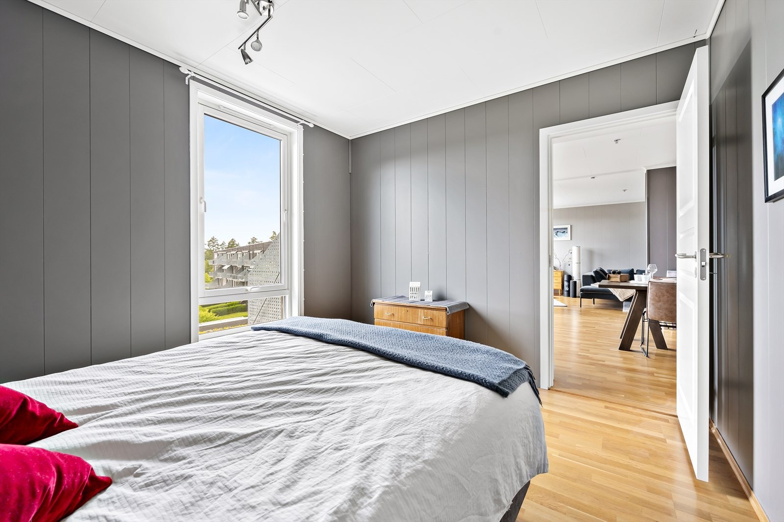 Soverommet har et stort vindu som slipper inn rikelig med naturlig lys. Galleribilde