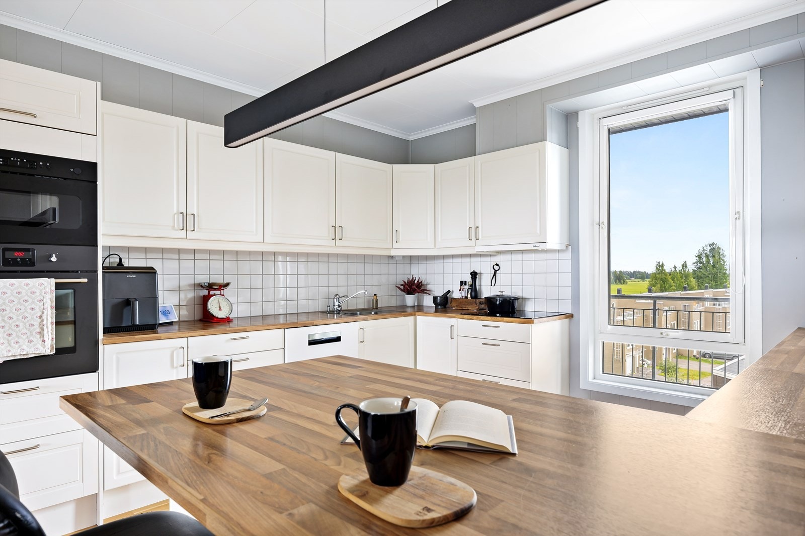 Det er integrerte hvitevarer på kjøkkenet. Galleribilde