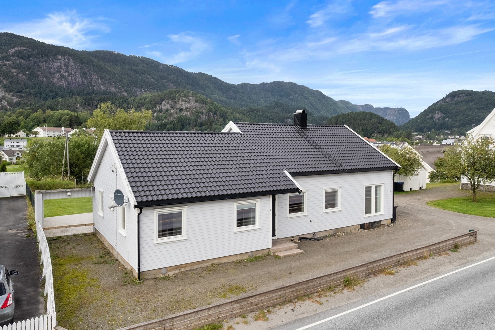 Det har tidligere vært en garasje til boligen, som er delvis revet. Her er fortsatt støpt dekke som brukes til terrasse i dag. Galleribilde