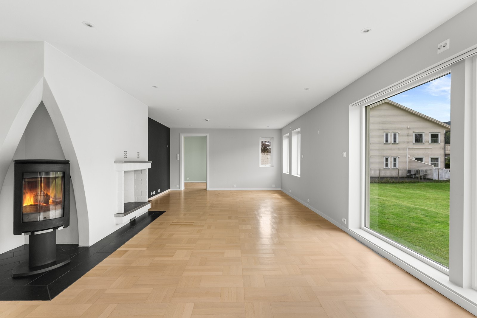 Det er god plass til flere sittegrupper i stuen samt spisegruppe. Galleribilde