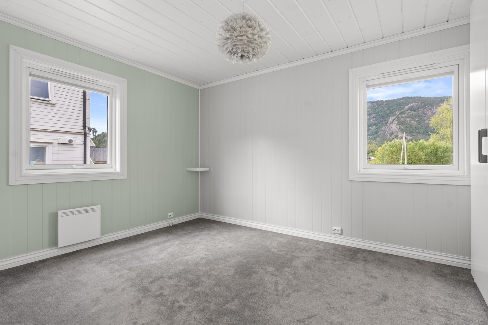 Soverom 1 er romslig og har lunt og godt teppegulv. Her er også garderobeløsning. Galleribilde
