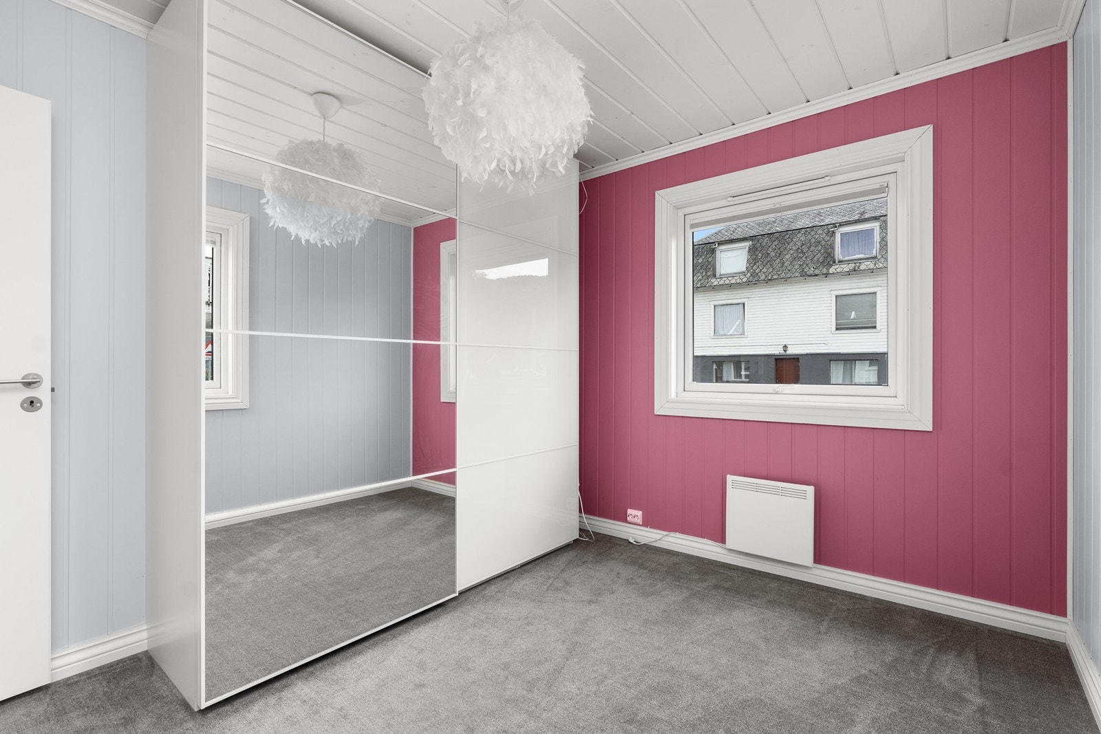 Soverom 2 har også teppegulv samt garderobeløsning. Galleribilde